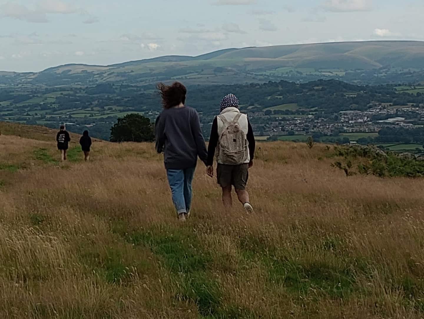 Cerddwyr yn archwilio bryniau agored Canolbarth Cymru
