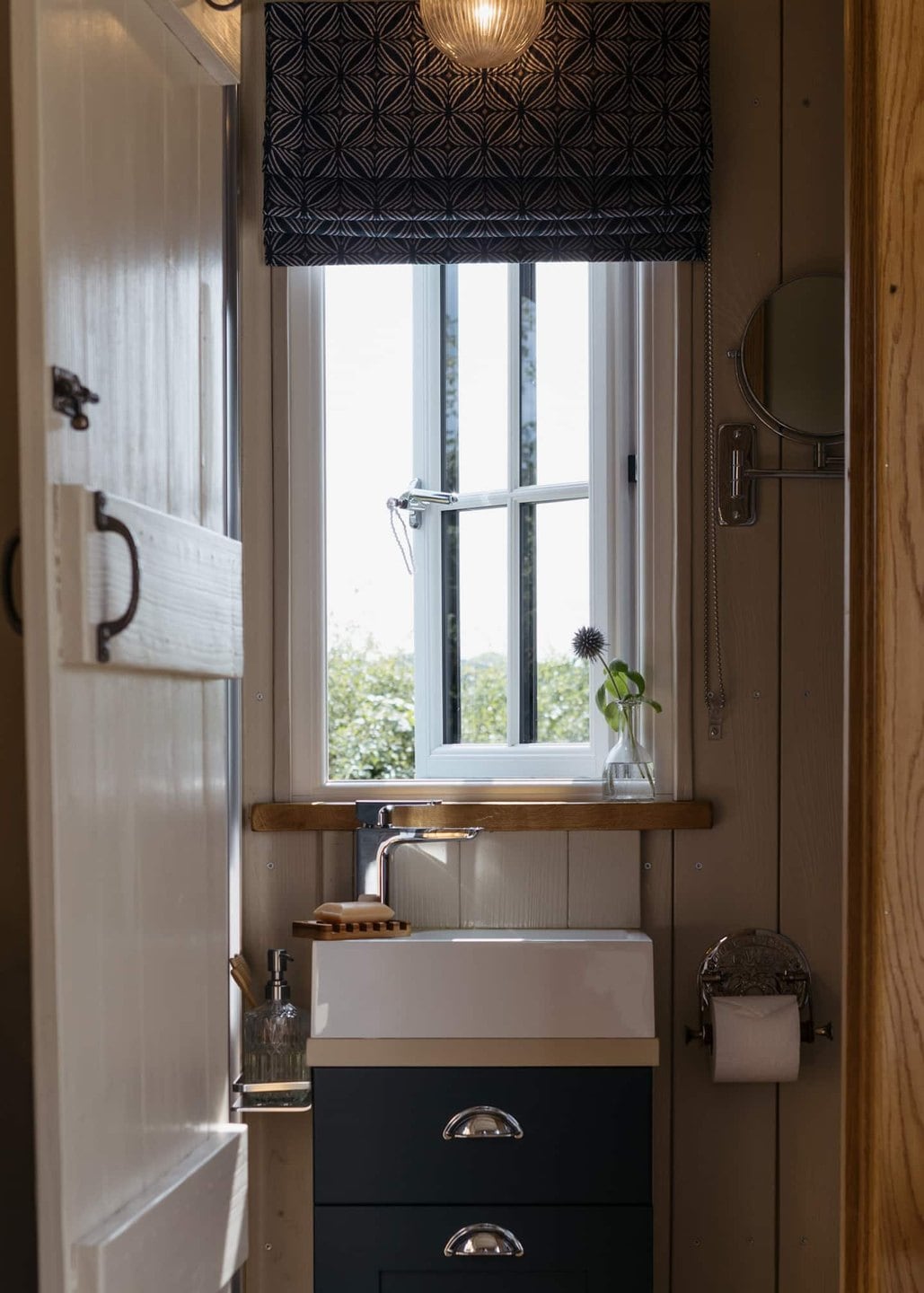Y basn a'r ffenestr yn en-suite preifat Seren