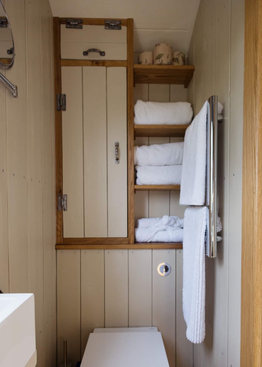 Tywelïau a robeau wedi'u storio y tu mewn i ystafell gawod en-suite Seren