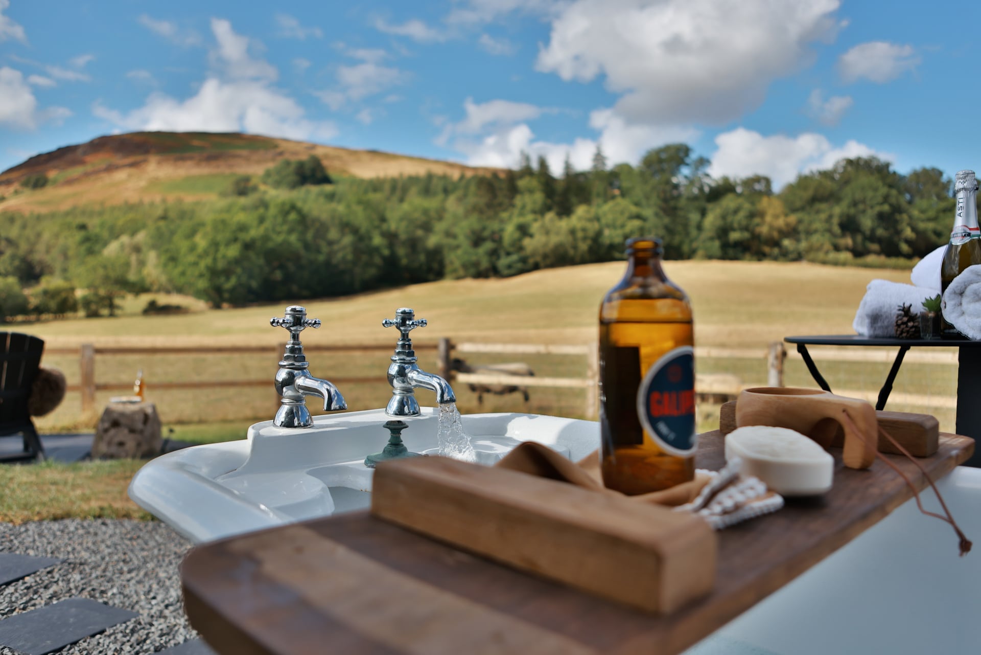 Tapiau bath awyr agored Juniper a chwd pren gyda bryniau Cymreig y tu hwnt