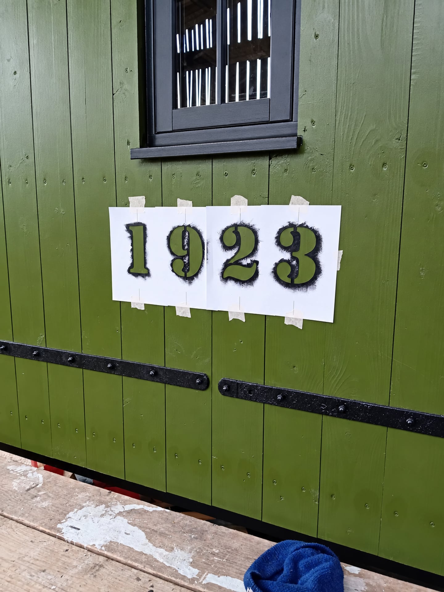 Eine Schablone mit Lettering aus dem Jahr 1923, die an die Stirnwand des grünen Wagens geklebt ist