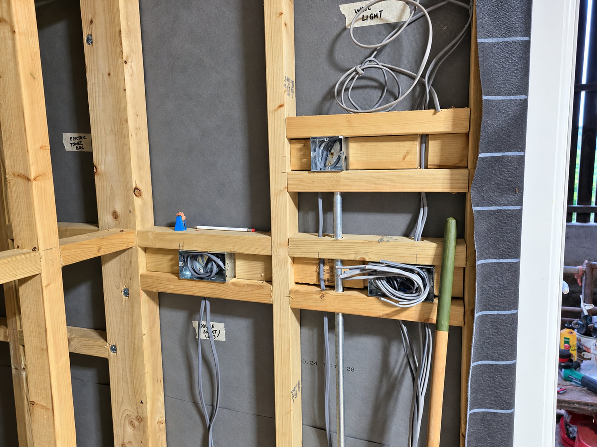 Holzrahmenwand mit Kabeln und Elektrodosen, bevor die Verkleidung angebracht wird