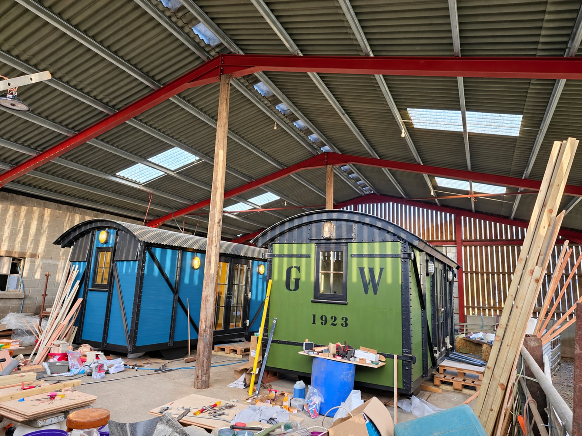 Die blauen und grünen Waggons gemeinsam in der Werkstatt während der letzten Restaurierungsphase